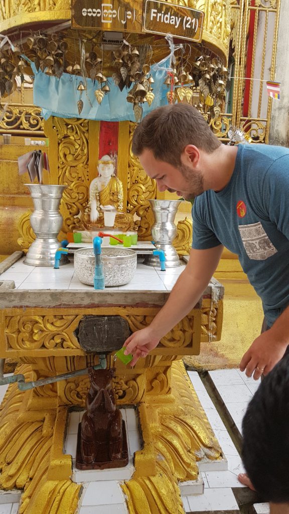 yangon temple pray