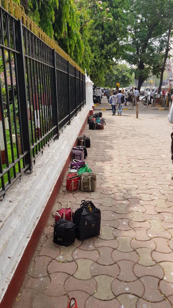 dabbawalas lunchbox delivery mumbai india