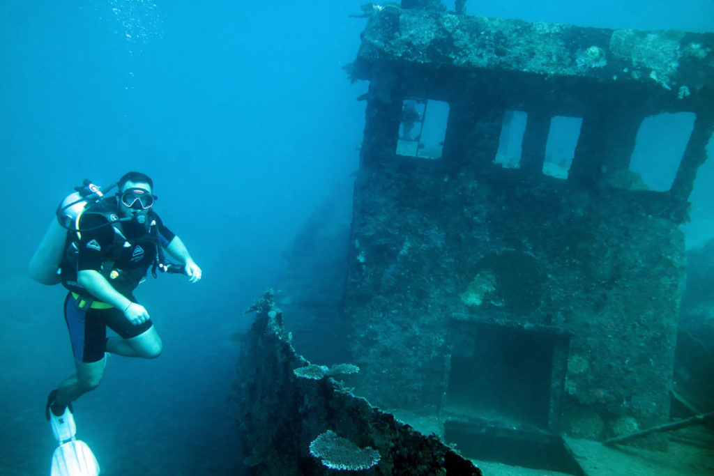 ship wreck underwater diving