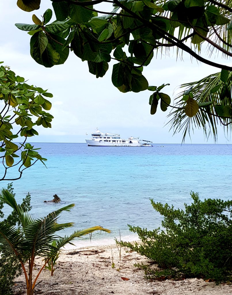 yacht tom cruise rangiroa