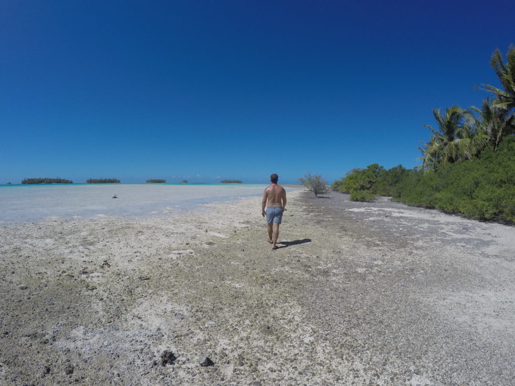 blue lagoon rangiroa polynesia