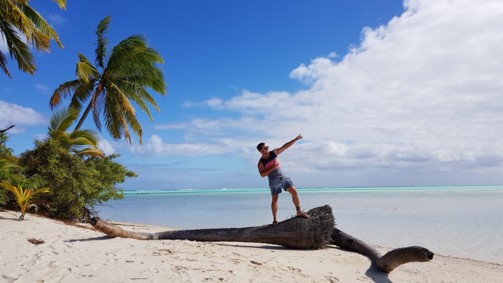 selfie pose aitutaki lagoon